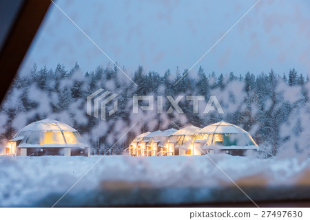 與從玻璃園屋頂的小屋看的多雪的風景的玻璃園屋頂的小屋 與從玻璃園屋頂的小屋看的多雪的風景的玻璃園屋頂的小屋 27497630