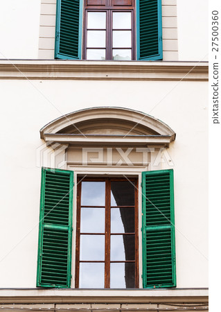 window with blinds in urban house in Florence 27500360