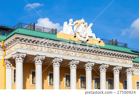 Sculptural composition on the roof  27500924
