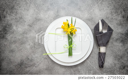 Table deco cutlery, napkin, narcissus flowers 27503022