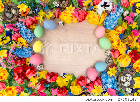 Easter deco with spring flowers and colored eggs 27503148