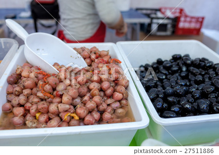 Onions And Black Olives In Oil 27511886