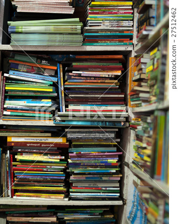 BOOKS CRAMMED IN BOOKSHELF 27512462