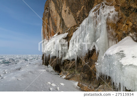 Huge icicles on rocks. Beautiful winter landscape 27513934
