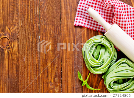 raw pasta 27514805
