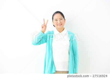 有V形標誌的資深女性 27516924