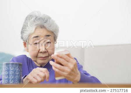 操作智能手機的資深婦女 27517716