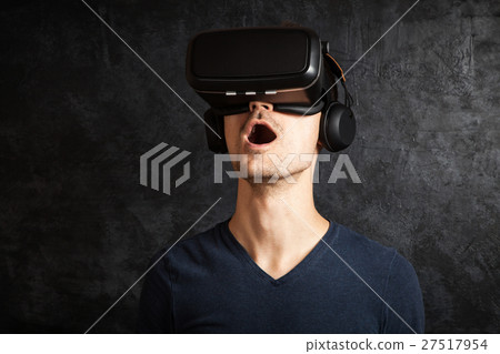 Man using VR goggles 27517954