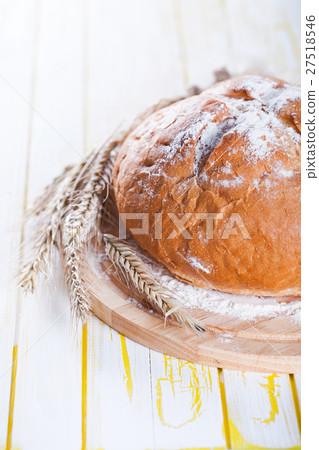Round fresh homemade bread 27518546
