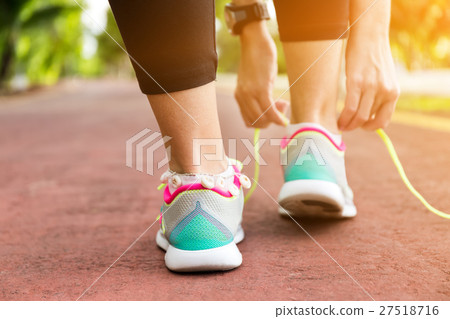 Sport woman tying shoe laces Sport woman tying shoe laces 27518716