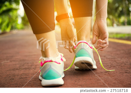Sport woman tying shoe laces Sport woman tying shoe laces 27518718