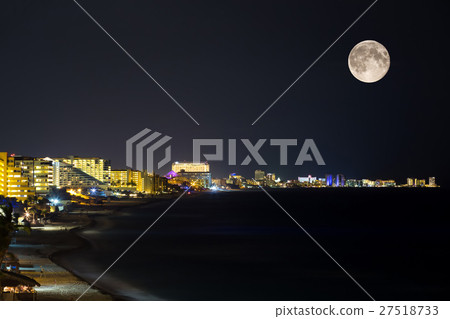 Seaside resorts along the coastline in the dark 27518733