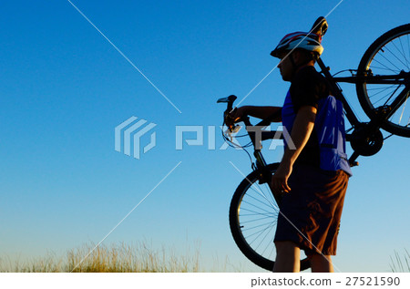 Adult cyclist carry his bicycle 27521590