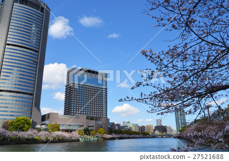Osaka: Spring scenery around the Okawa River with cherry blossoms in full bloom 27521688