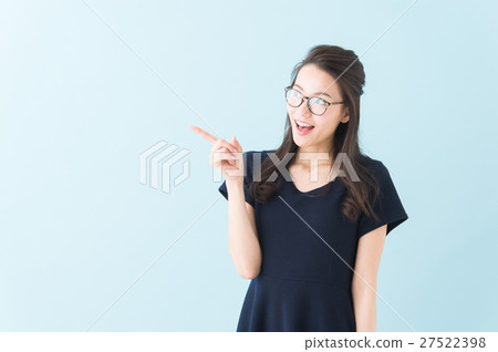 一件女人(藍色背景) 一件女人(藍色背景) 27522398