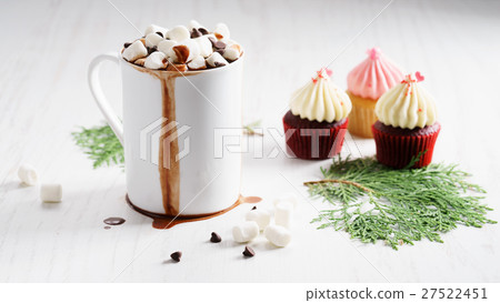 hot chocolate with mini marshmallows 27522451