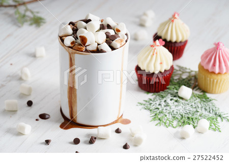 hot chocolate with mini marshmallows hot chocolate with mini marshmallows 27522452