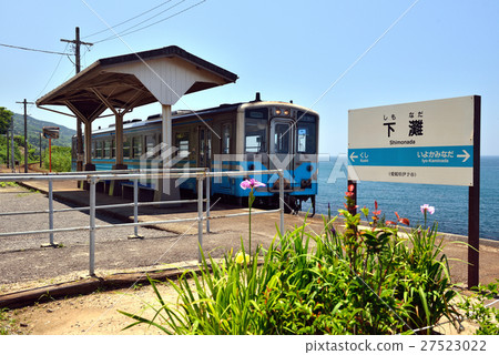 在島田巴士站停靠的火車 在島田巴士站停靠的火車 27523022