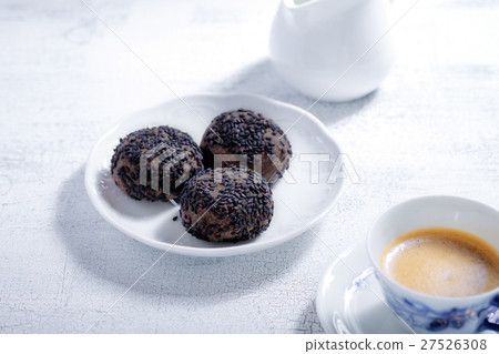 Almond cookies with chocolate 27526308