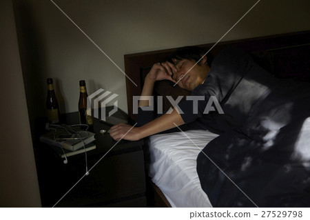 獨自生活男性致命抓地宿醉 獨自生活男性致命抓地宿醉 27529798