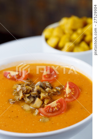 Lentil cream soup 27529984