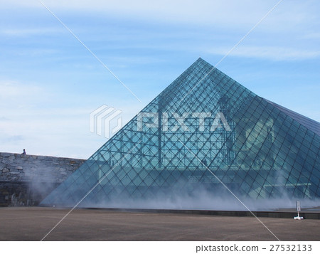 Pyramid of glass with steam rising 27532133