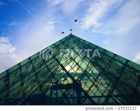 Pyramid of glass "Hidamari" 27532137