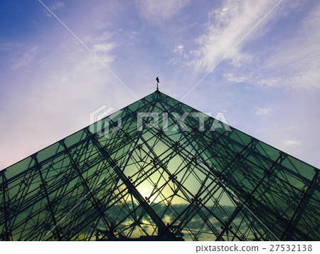 Pyramid of glass "Hidamari" 27532138