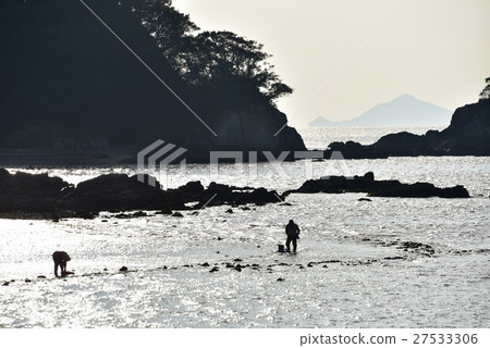Clamming 27533306