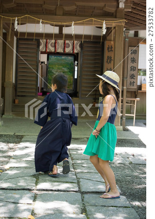 A child wearing a nuisance and a girl's appearance 27533782