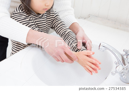 父母和孩子一起洗手 27534385