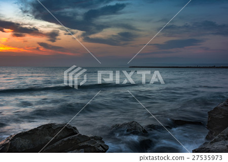 Stunning sunrise on the sea 27535973