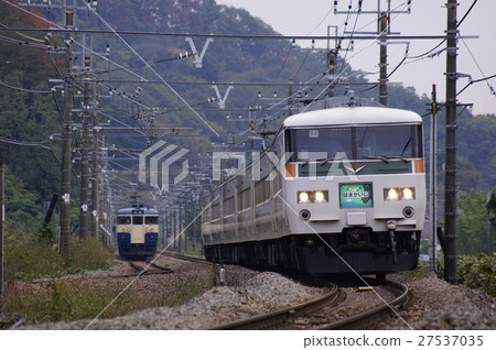 Separation of 113 series ska color and 185 series limited express "Hamakaiji" (old paint) Chuo Main Line: Takao-Lake Sagami 27537035