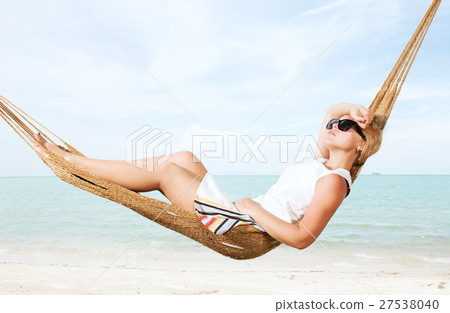 lounging 27538040