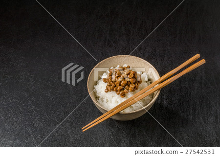 納豆與稻草和大米納豆(大豆發酵食品) 納豆與稻草和大米納豆(大豆發酵食品) 27542531