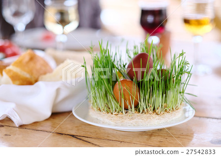Easter table setting 27542833