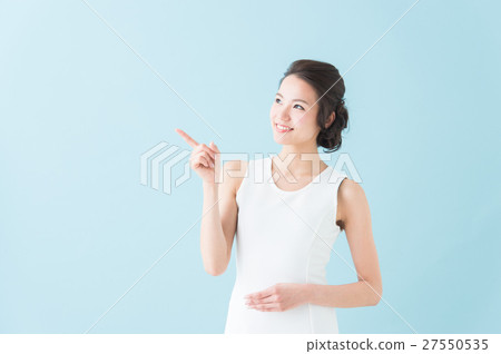 白色一件女人(藍色背景) 白色一件女人(藍色背景) 27550535