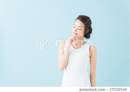 白色一件女人(藍色背景) 白色一件女人(藍色背景) 27550536
