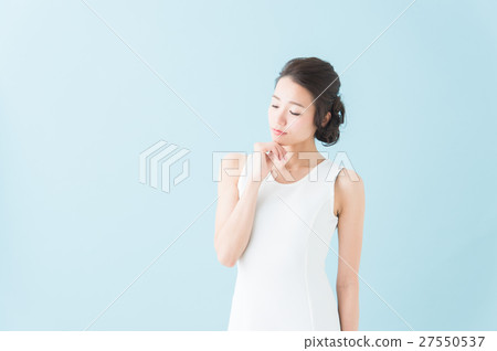 白色一件女人(藍色背景) 白色一件女人(藍色背景) 27550537