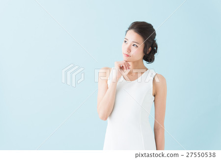 白色一件女人(藍色背景) 白色一件女人(藍色背景) 27550538