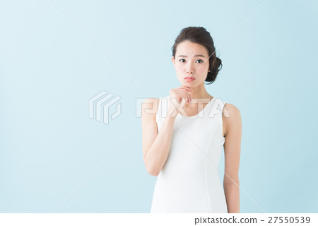 白色一件女人(藍色背景) 白色一件女人(藍色背景) 27550539