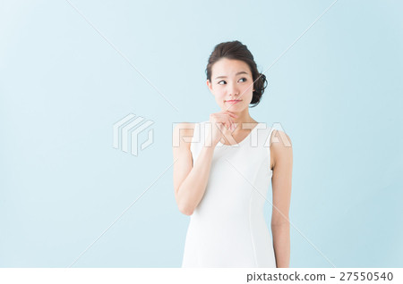 白色一件女人(藍色背景) 白色一件女人(藍色背景) 27550540