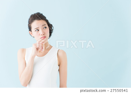 白色一件女人(藍色背景) 白色一件女人(藍色背景) 27550541