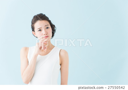 白色一件女人(藍色背景) 白色一件女人(藍色背景) 27550542