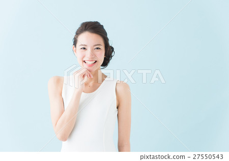 白色一件女人（藍色背景） 27550543