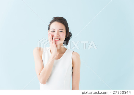 白色一件女人(藍色背景) 白色一件女人(藍色背景) 27550544