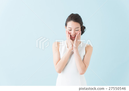 白色一件女人(藍色背景) 白色一件女人(藍色背景) 27550546