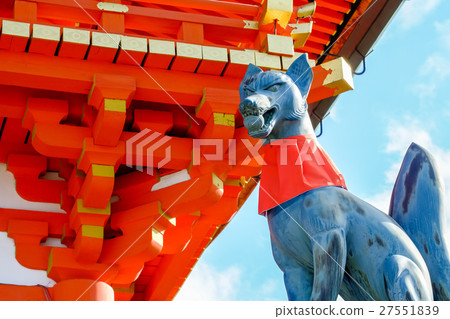 在伏見Inari塔前面的一個狐狸雕象 27551839