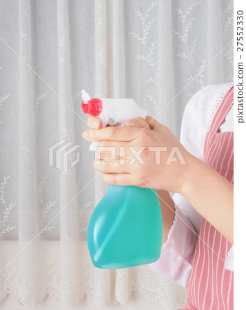 一個女人用洗手液住宅用雙手 一個女人用洗手液住宅用雙手 27552330