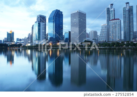 曼谷市的夜景（曼谷，泰國的城市景觀） 27552854